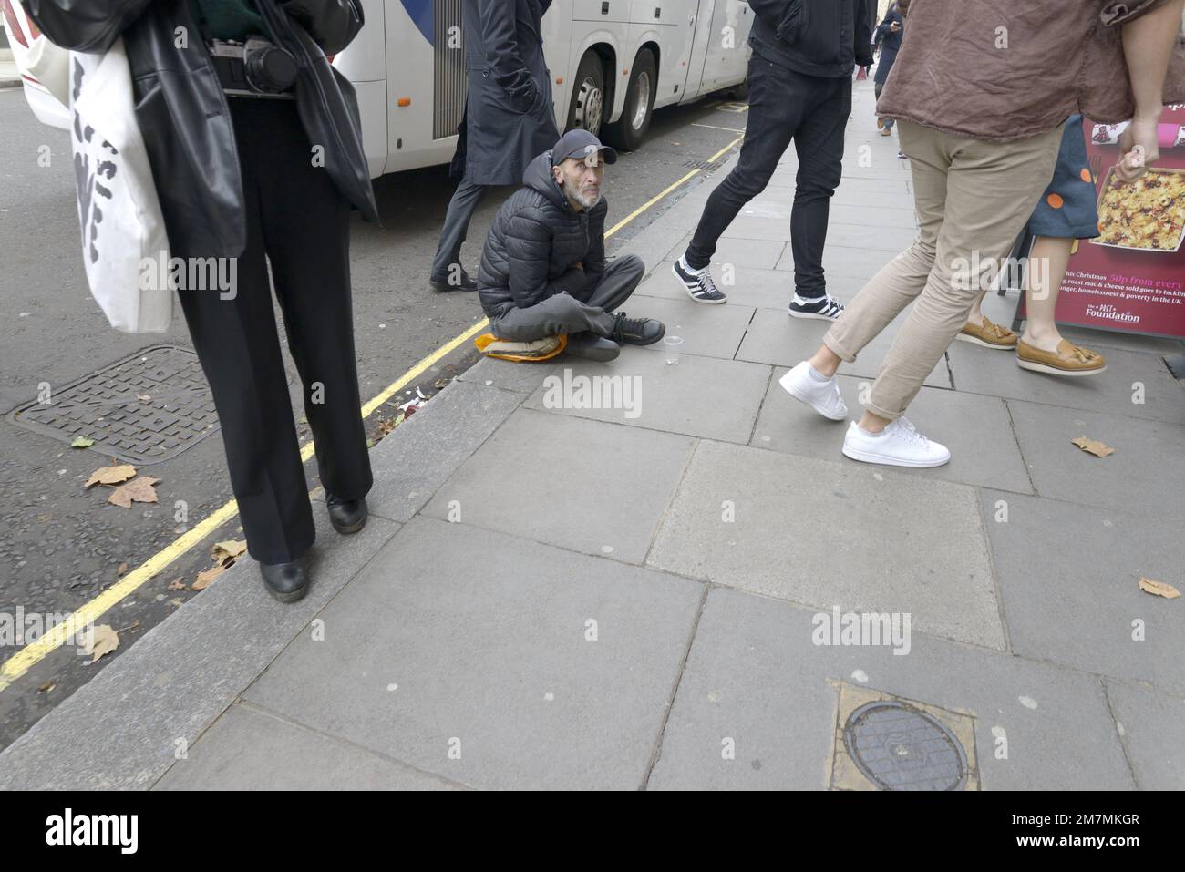 Londres, Inglaterra, Reino Unido. Hombre sin hogar mendigando en Westminster [No Model Release] Foto de stock