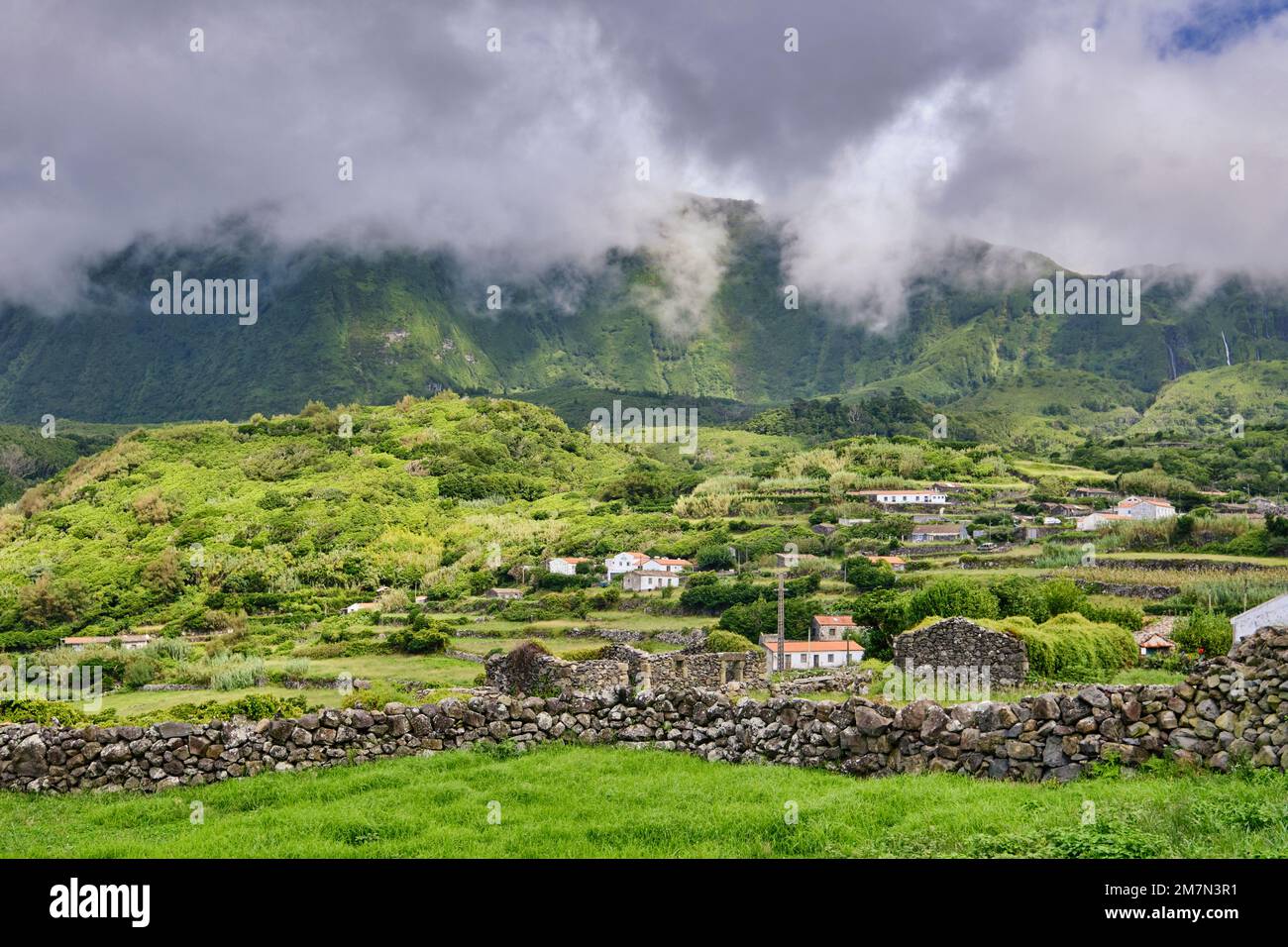 El pequeño pueblo de Fajazinha. La ubicación más occidental de Europa. Flores, Islas Azores, Portugal Foto de stock