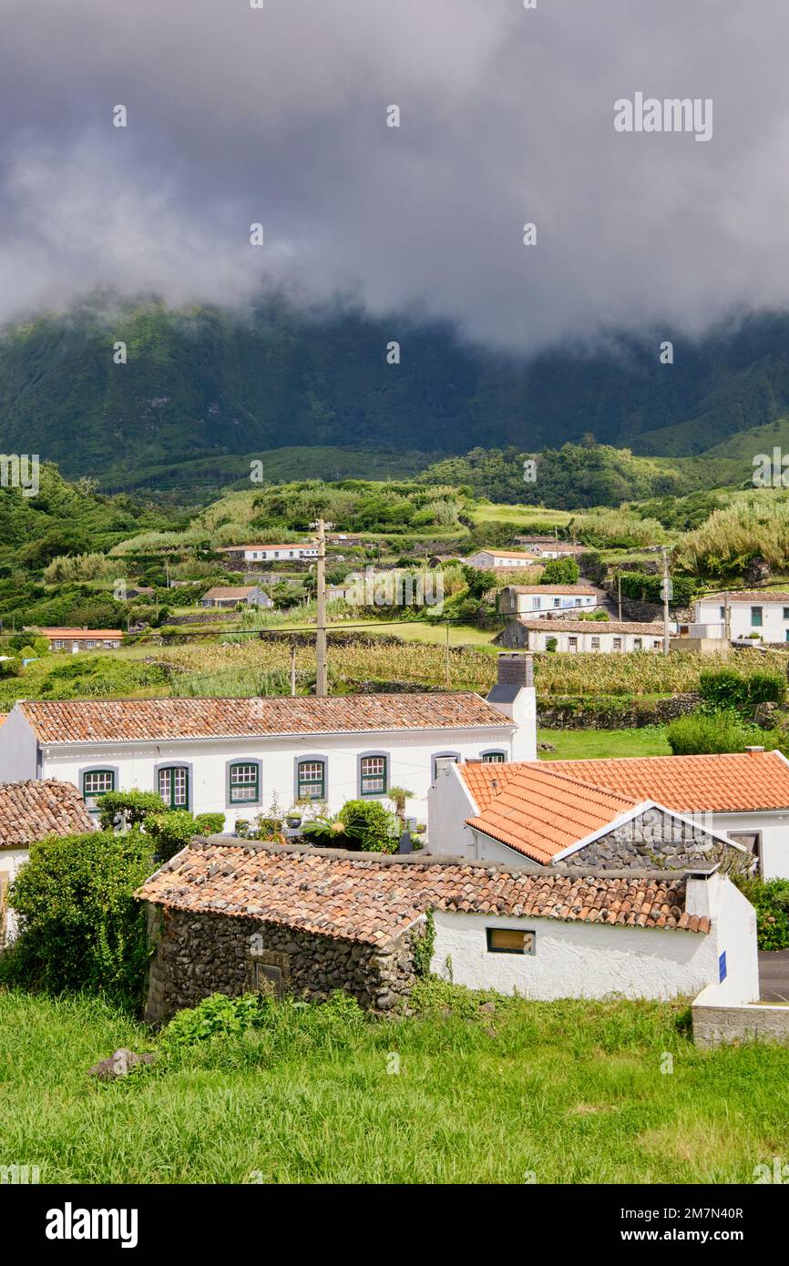 El pequeño pueblo de Fajazinha. La ubicación más occidental de Europa. Flores, Islas Azores, Portugal Foto de stock