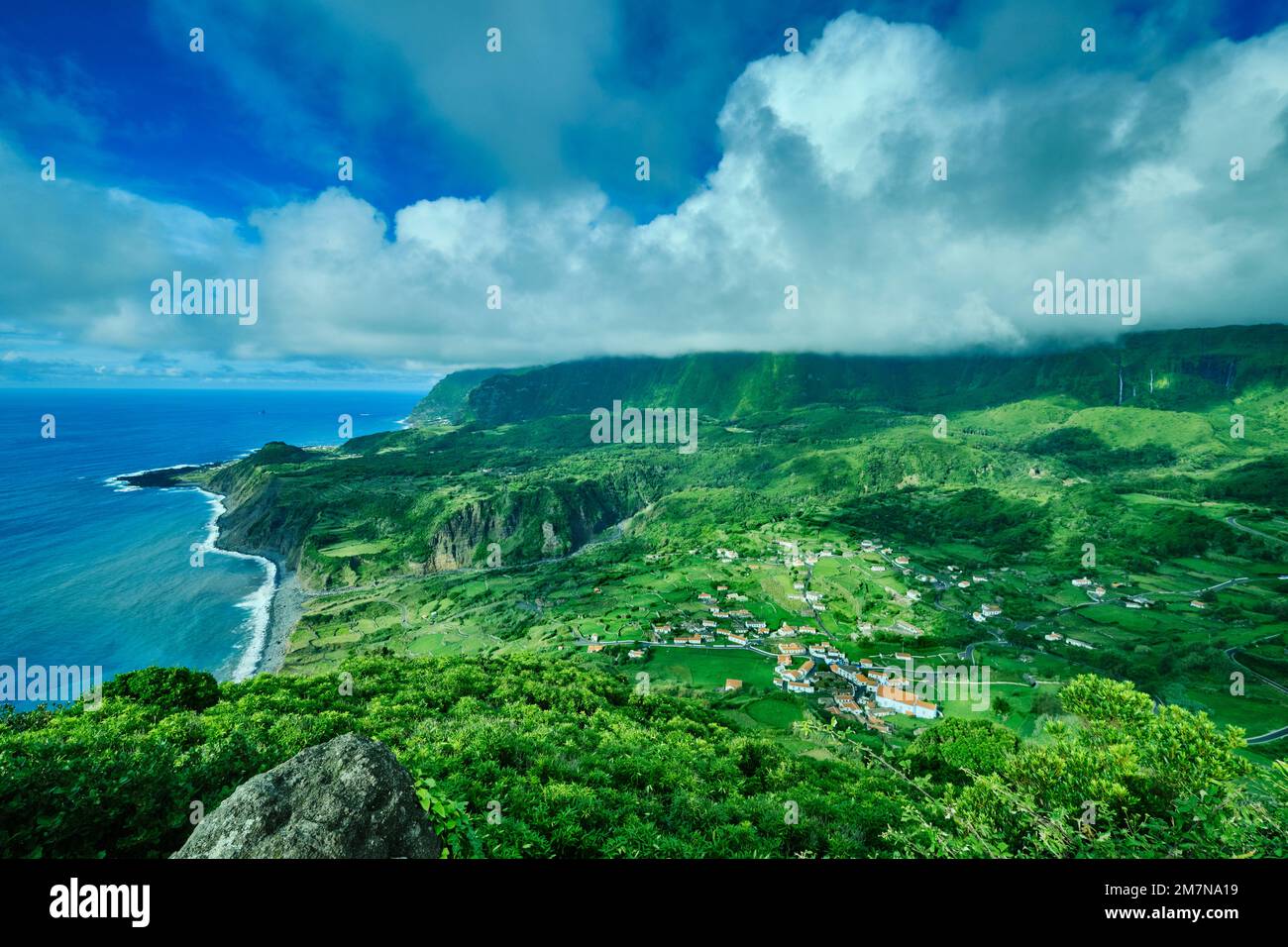 El pequeño pueblo de Fajazinha. La ubicación más occidental de Europa. Flores, Islas Azores, Portugal Foto de stock