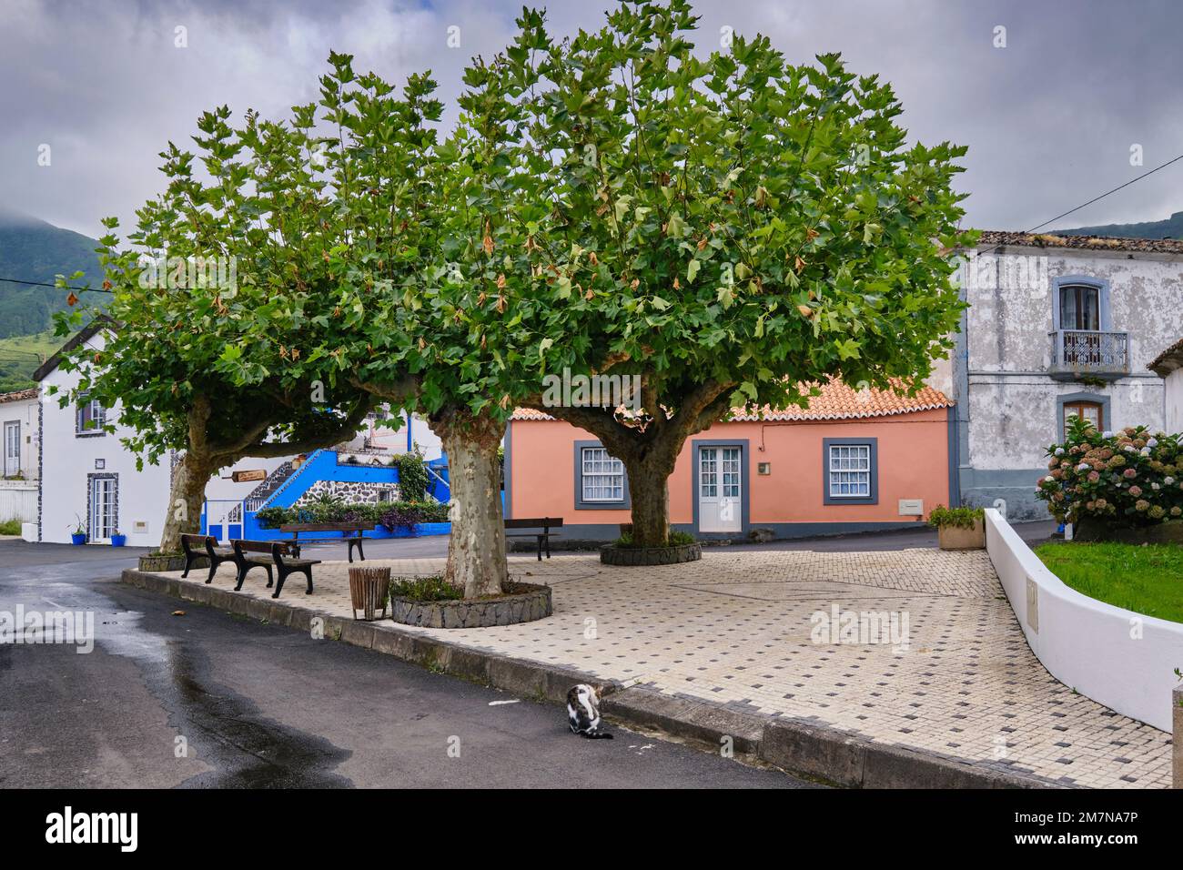 La plaza principal de Fajazinha, la ubicación más occidental de Europa. Flores, Islas Azores, Portugal Foto de stock