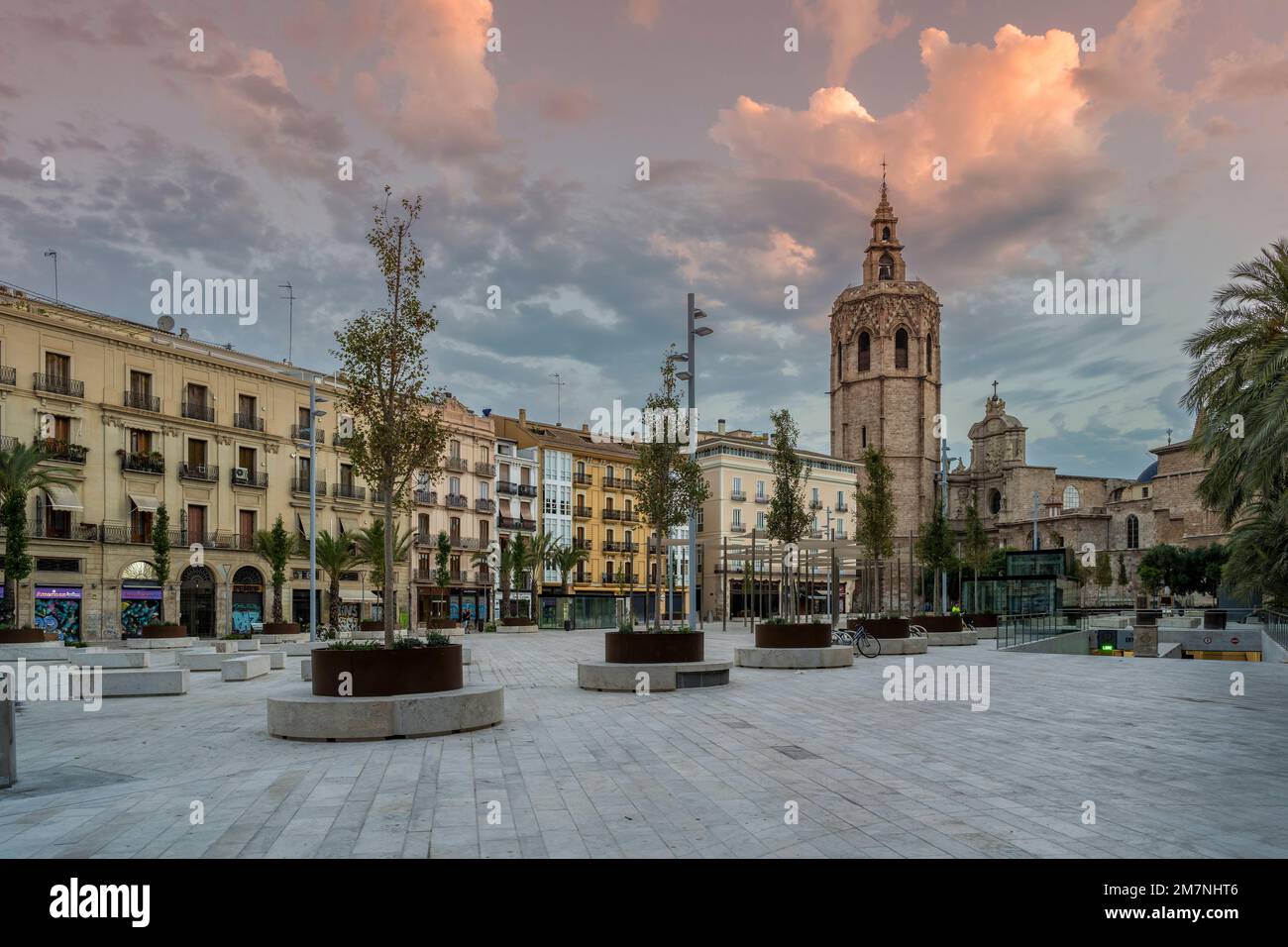 Plaza de la Reina y campanario de Micalet, Valencia, Comunidad Valenciana, España Foto de stock
