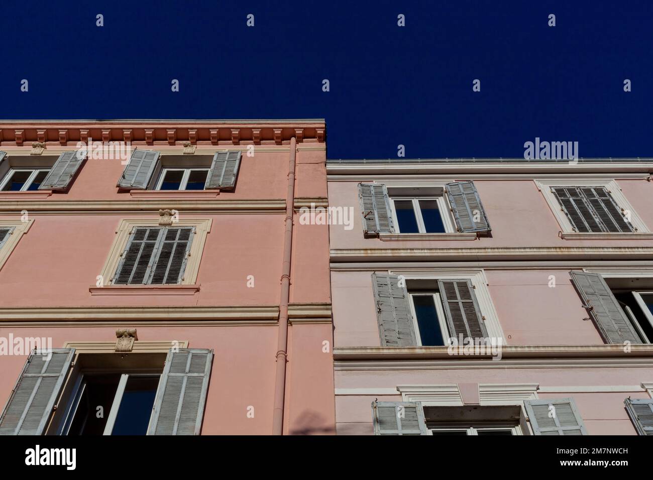 Edificios antiguos en un sur de Europa sobre el fondo del cielo azul Foto de stock