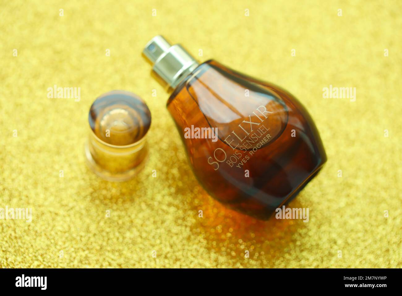KYIV, UCRANIA - 4 DE MAYO de 2022 Botella de perfume So Elixir Bois Sensuei por Yves Rocher sobre fondo brillante Foto de stock