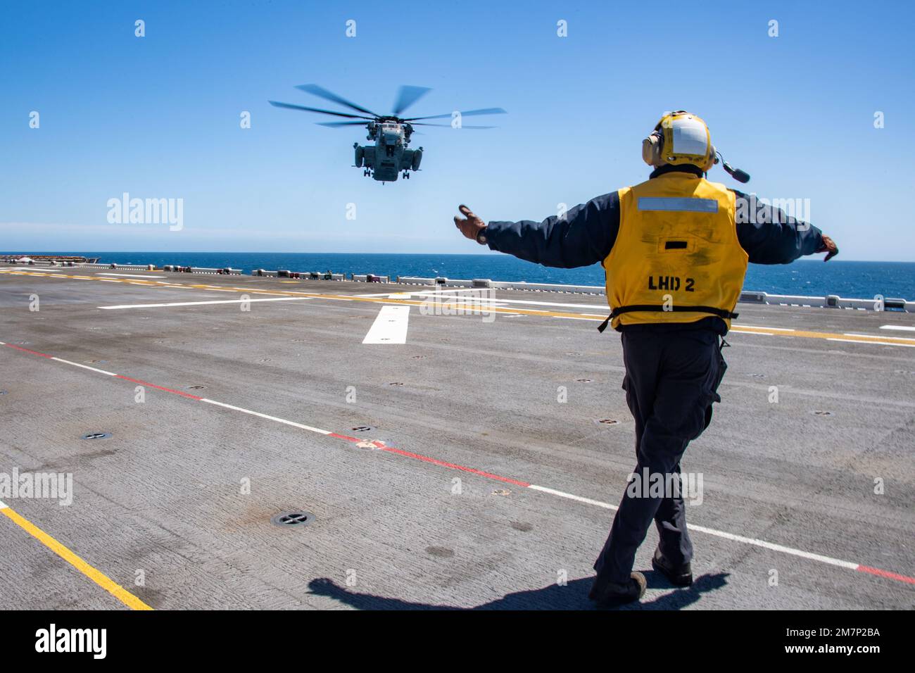 OCÉANO PACÍFICO (11 de mayo de 2022) Aviación El aviador Corey Martin, nativo de Jacksonville, Florida, señala a un semental marino CH-53D, unido al Escuadrón de Helicópteros Pesados Marinos (HMH) 462, a bordo del buque de asalto anfibio USS Essex (LHD 2), 11 de mayo de 2022. Essex está llevando a cabo operaciones rutinarias en la Flota 3rd de los Estados Unidos. Foto de stock