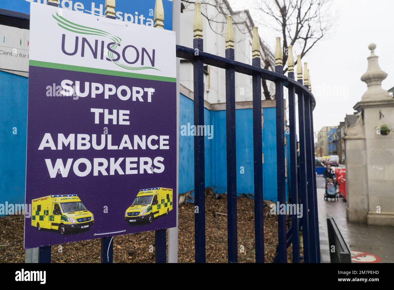 Londres, Reino Unido, 10 de enero de 2023: En el Kings College Hospital, Londres, una pancarta de Unison pide a la gente que apoye a los trabajadores de ambulancias en huelga. Dentro de los terrenos del hospital, las ambulancias de transporte están estacionadas en fila. Anna Watson/Alamy Noticias en vivo Foto de stock