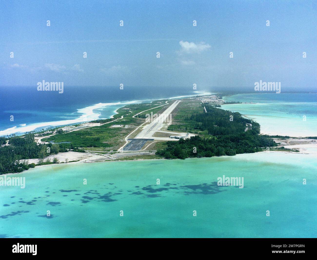 Vista aérea del área de operaciones aéreas y pista. Base Diego Garcia