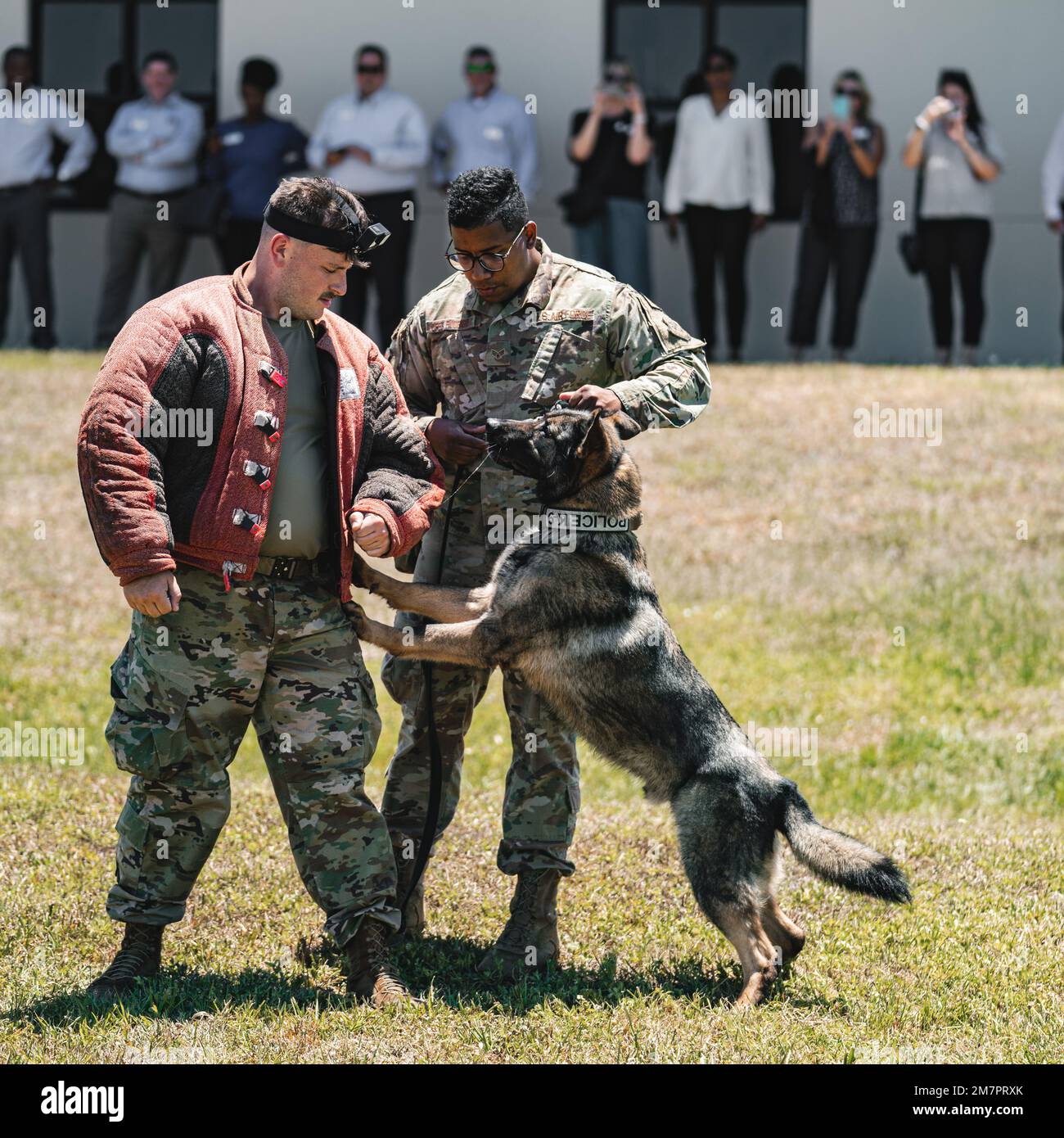 Proceso de fabricación de carreteras válvula bolsillo EE.UU Los manipuladores de perros de trabajo de la Fuerza Aérea asignados  al Escuadrón 6th de las Fuerzas de Seguridad realizan una manifestación  para miembros de la comunidad en la Base de