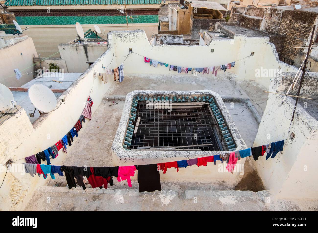Secado de ropa en la terraza de la azotea de una casa tradicional en medina árabe de Fez, Marruecos, África del Norte Foto de stock