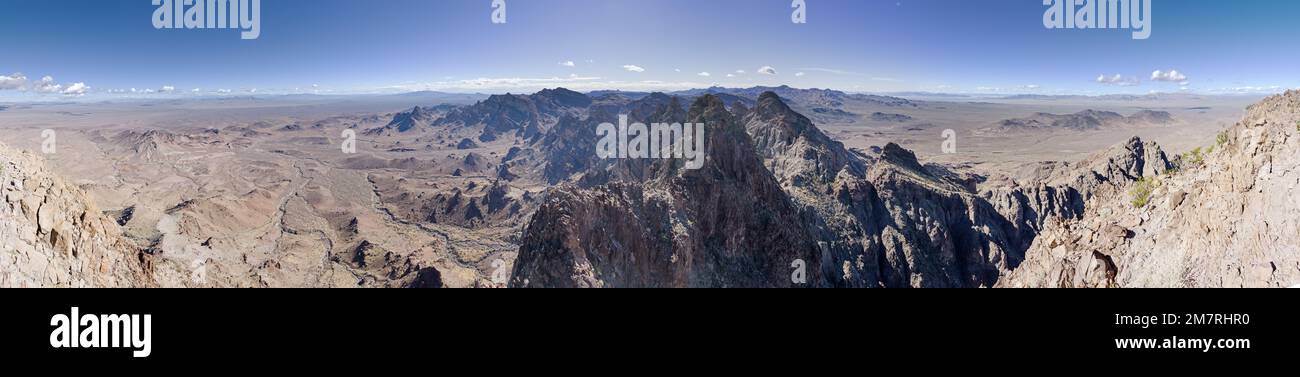 panorama desde la cumbre del pico Kelbaholt en el desierto de Mojave de California Foto de stock