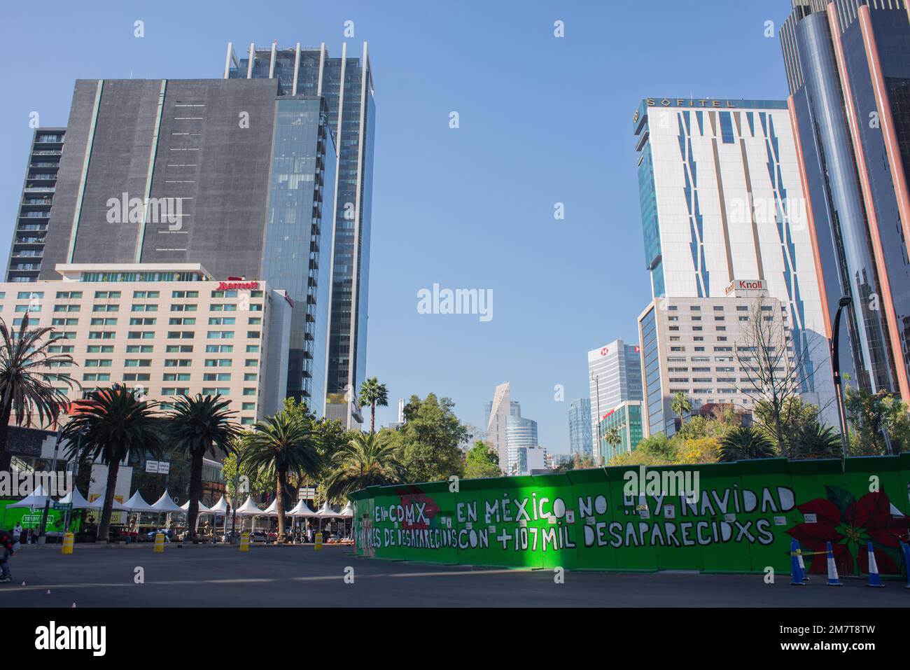 Ciudad de méxico, CDMX, 11 12 22 protesta muro con graffiti y la frase en México no hay Navidad, protesta de mujeres en monumento, cielo azul Foto de stock