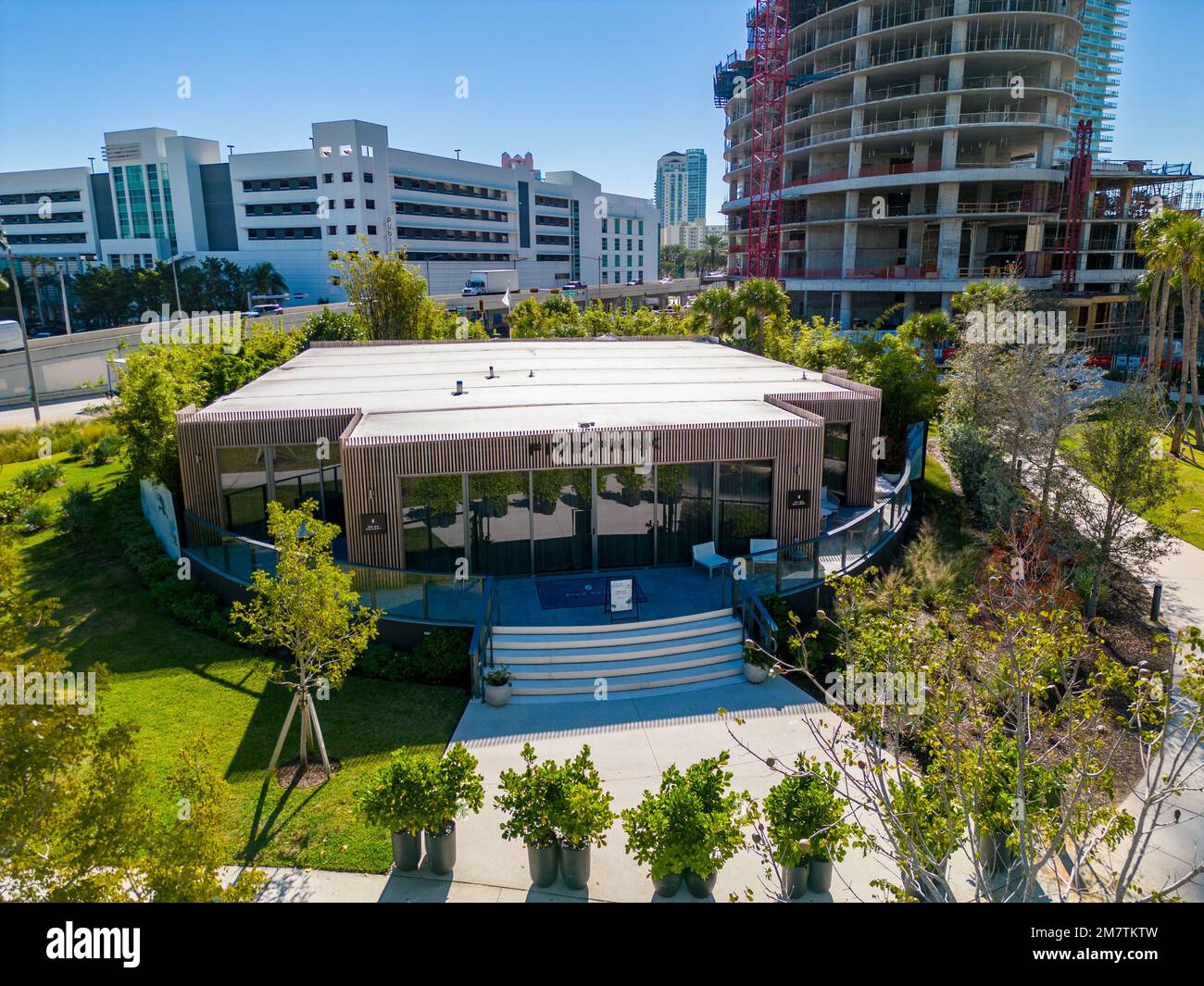Miami Beach, FL, EE.UU. - 10 de enero de 2023: Foto aérea del centro de ventas de Five Park en Canopy Park Foto de stock