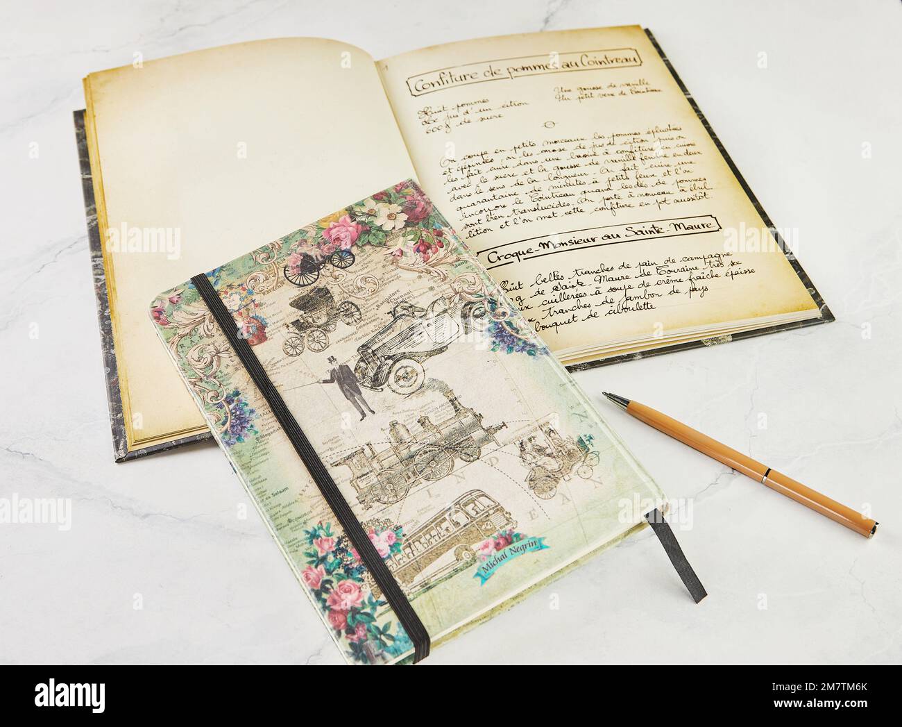 Libro antiguo con recetas en francés y cuaderno para escribir con pluma en  mármol blanco Fotografía de stock - Alamy