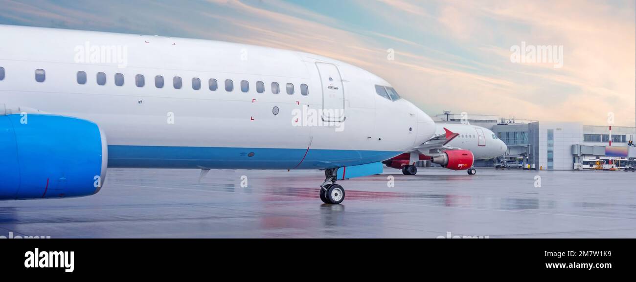 Avión jet de pasajeros que se prepara para el rodaje y el despegue de la pista de aterrizaje de salida del vuelo, bandera amplia vista panorámica Foto de stock