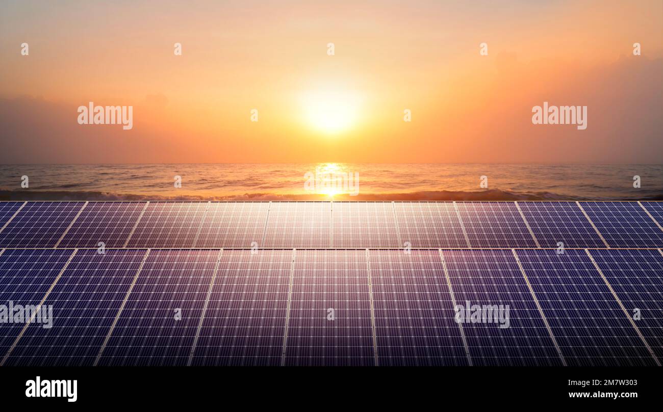 La granja solar flotante más grande. La energía renovable es energía limpia y es una excelente alternativa para la generación de electricidad sin un impacto en el EN Foto de stock