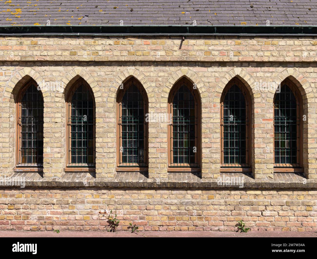 Una antigua iglesia con ventanas medievales a la luz del día, luz del sol,  Bergues (Francia Fotografía de stock - Alamy