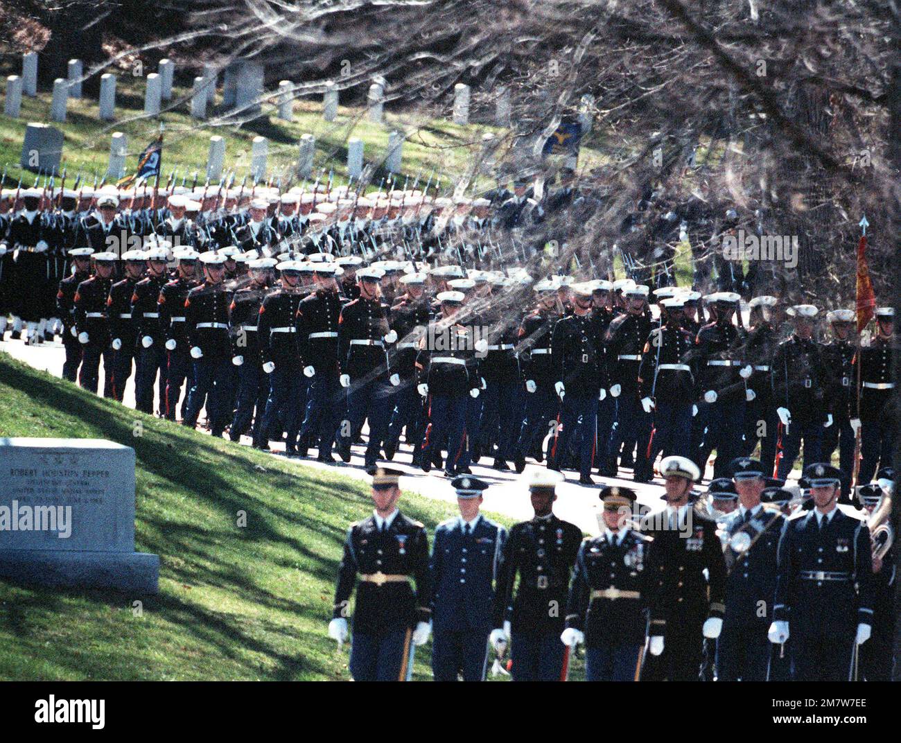 Un guardia de honor de servicios conjuntos participa en los funerales