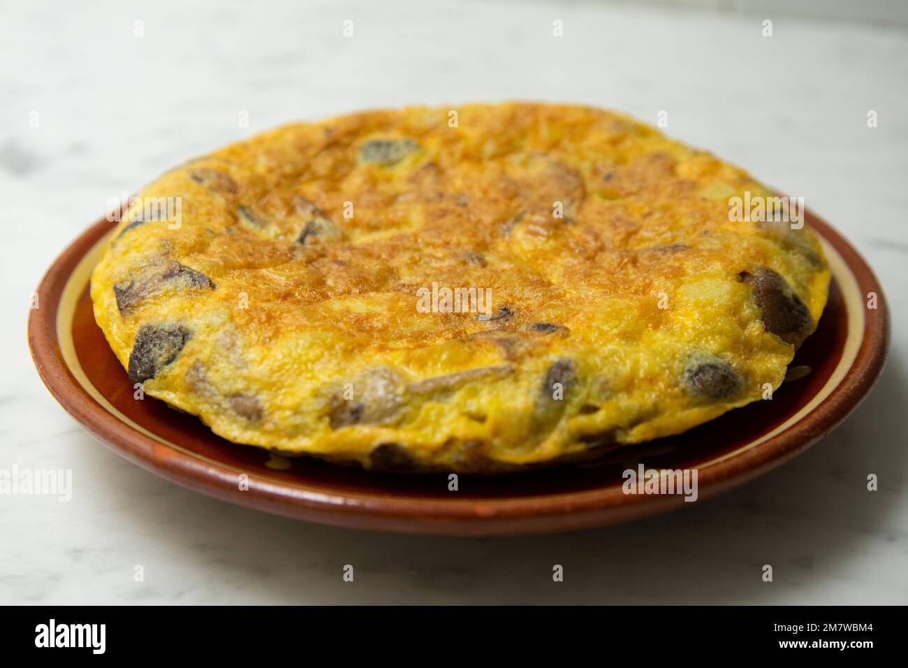 Shitake Omelette de patata española. La tortilla de patata, o tortilla