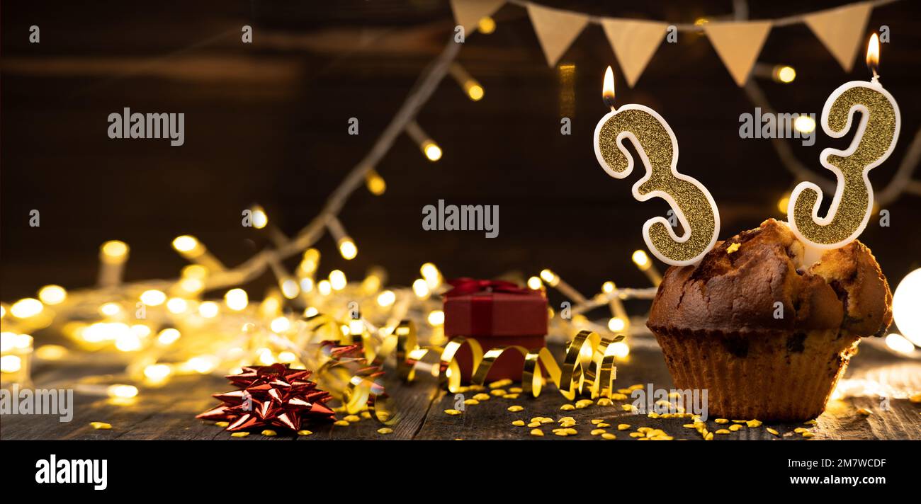 Niño de 3 años se celebra el tercer cumpleaños por celebrar una fiesta  Fotografía de stock - Alamy