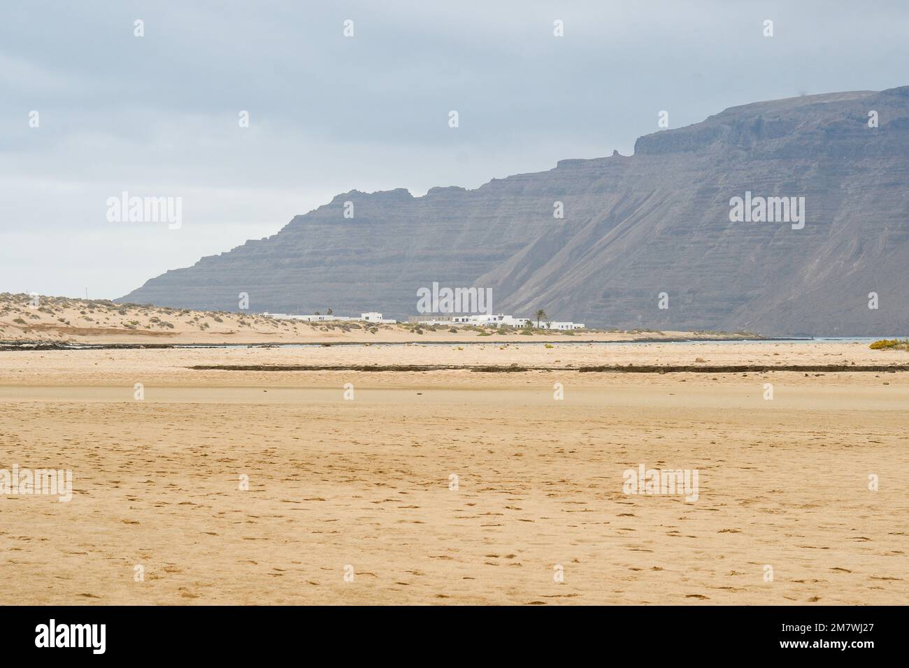 Caleta de Sebo vista desde la playa de La Francesa en La Graciosa Foto de stock