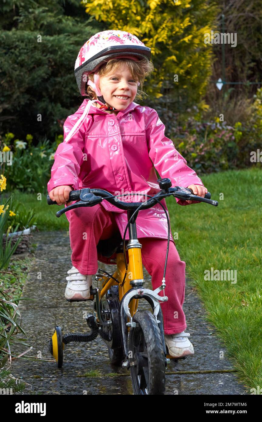 Niña Sonriente Montando En Patinete Fotos, retratos, imágenes y fotografía  de archivo libres de derecho. Image 99542487