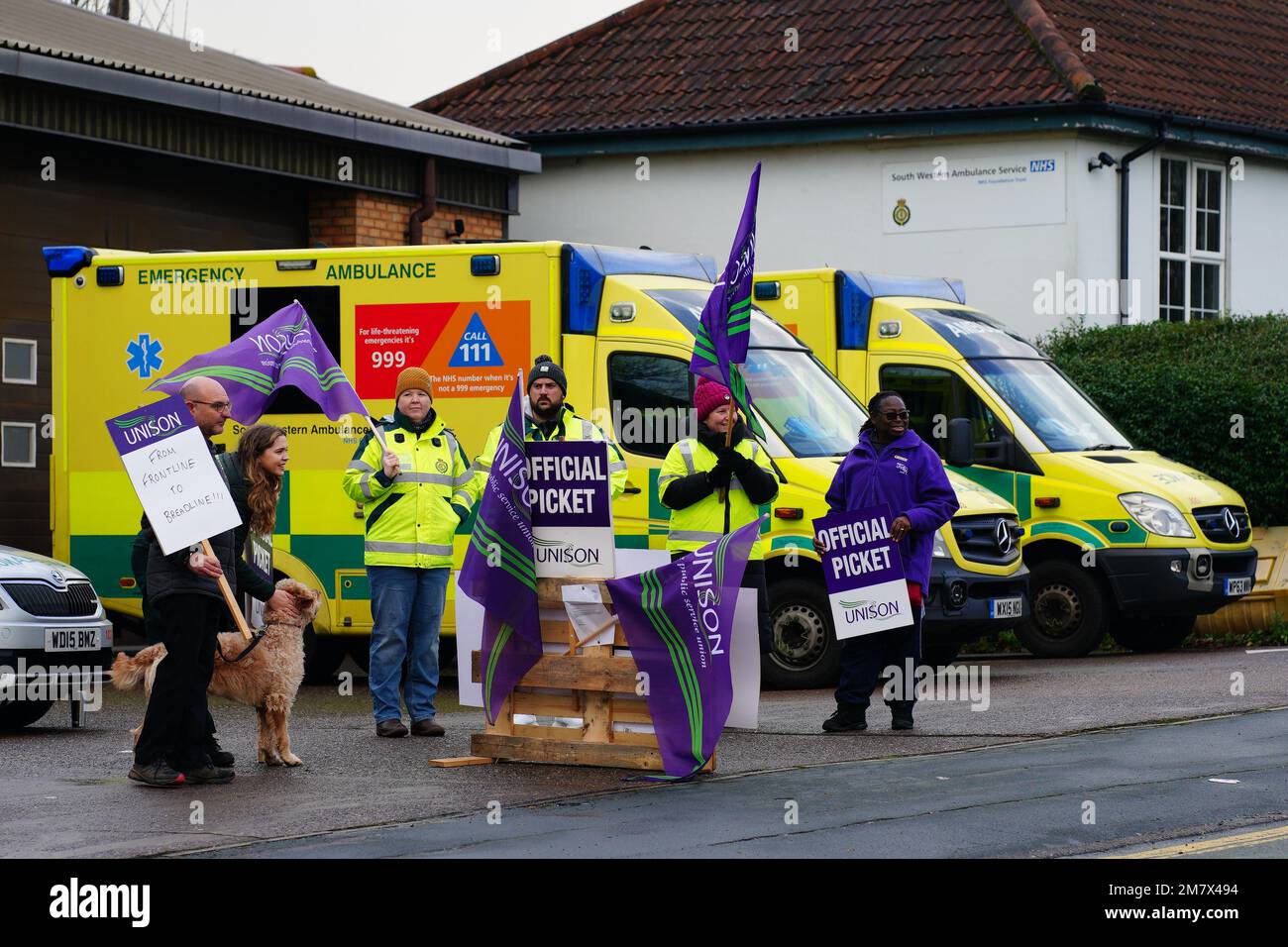 Los trabajadores de ambulancias en la línea de piquetes fuera de la estación de ambulancias Soundwell en Bristol, como miembros de los sindicatos Unison y GMB, toman medidas de huelga sobre el pago y las condiciones que afectarán las llamadas que no amenazan la vida. Fecha de la fotografía: Miércoles 11 de enero de 2023. Foto de stock