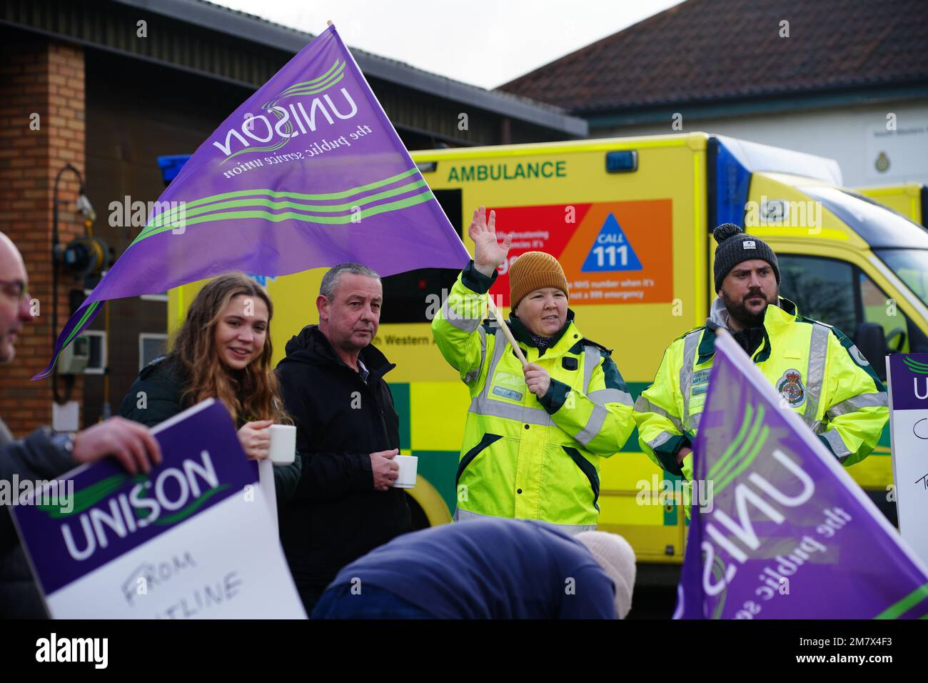Los trabajadores de ambulancias en la línea de piquetes fuera de la estación de ambulancias Soundwell en Bristol, como miembros de los sindicatos Unison y GMB, toman medidas de huelga sobre el pago y las condiciones que afectarán las llamadas que no amenazan la vida. Fecha de la fotografía: Miércoles 11 de enero de 2023. Foto de stock