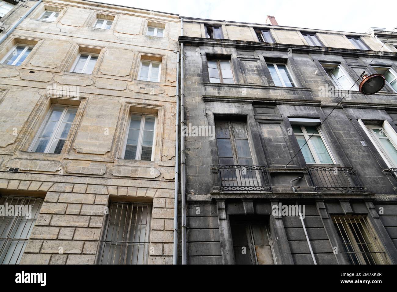 Fuera de las fachadas de la casa renovación del edificio antiguo antes y  después de la diferencia entre lavar la casa limpia y sucia en la calle  Fotografía de stock - Alamy