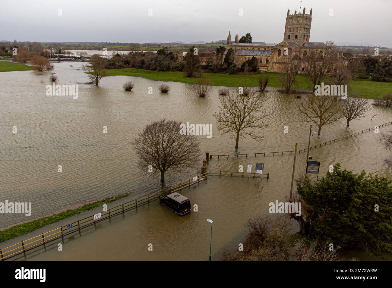 Un vehículo en aguas de inundación alrededor de la Abadía de Tewkesbury. Fecha de la fotografía: Miércoles 11 de enero de 2023. Foto de stock