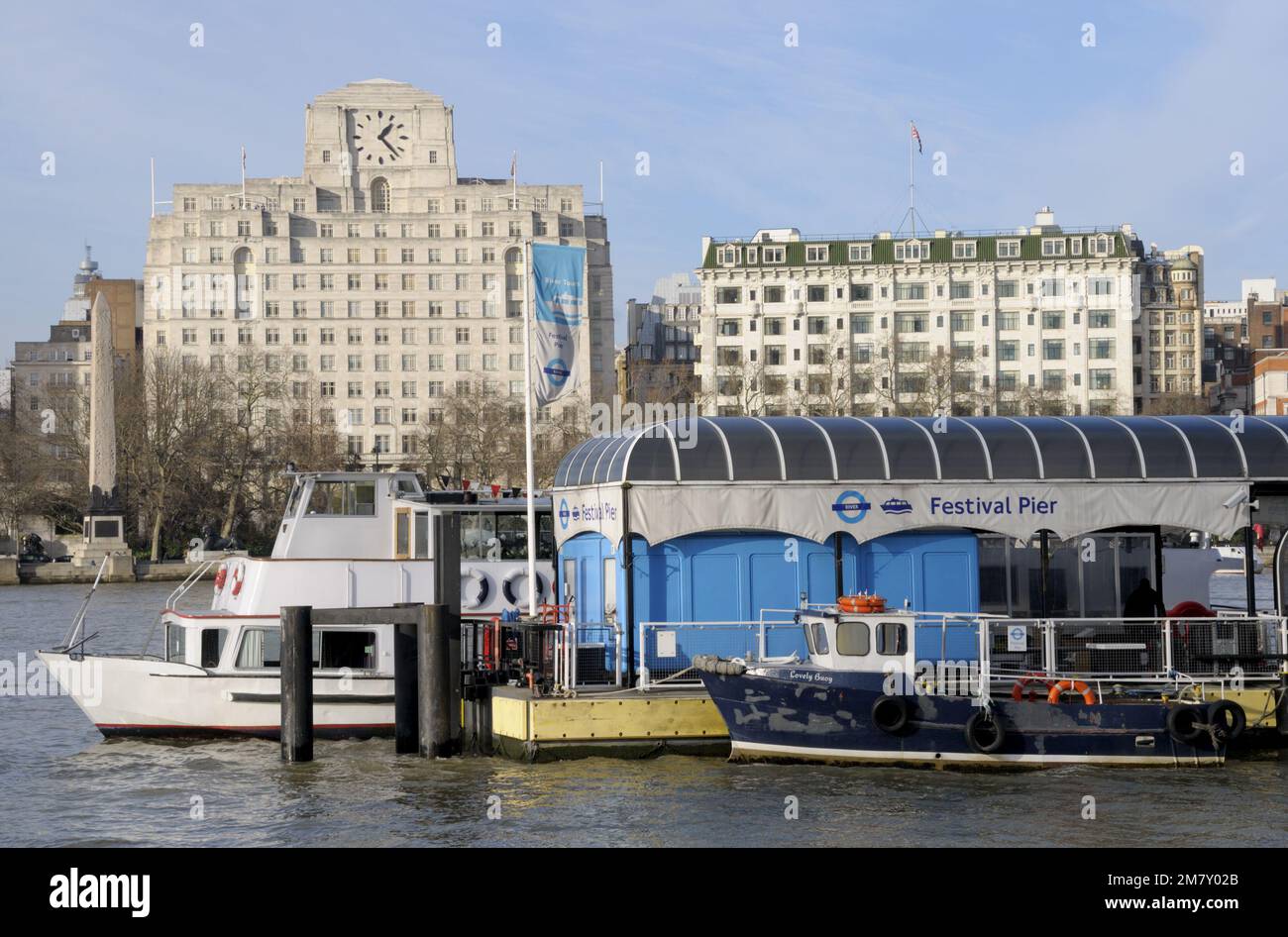 Londres, Inglaterra, Reino Unido. El río Támesis, Festival Pier y la Shell Mex House (1931 - edificio de Grado II) Foto de stock