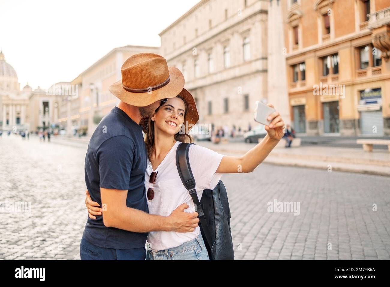 Feliz joven pareja tomando retrato selfie con smartphone móvil al aire libre. Concepto de turismo, amistad, juventud y actividades de fin de semana Fotografía de stock - Alamy Feliz joven pareja tomando retrato selfie con smartphone móvil al aire libre. Concepto de turismo, amistad, juventud y actividades de fin de semana Fotografía de stock - Alamy