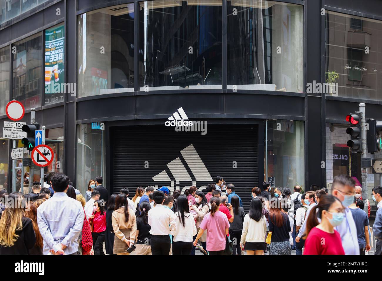 La tienda insignia de la cadena minorista Adidas en QueenHH Road Central,  Central, ha sido cerrada en medio de la pandemia del coronavirus. 20ABR21  SCMP / Nora Tam Fotografía de stock - Alamy