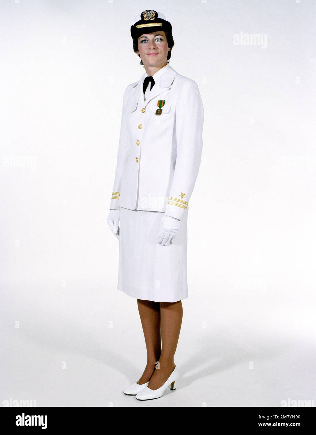 Uniforme: Vestido completo blanco 'A', mujeres oficiales de la Marina.  País: Desconocido Fotografía de stock - Alamy