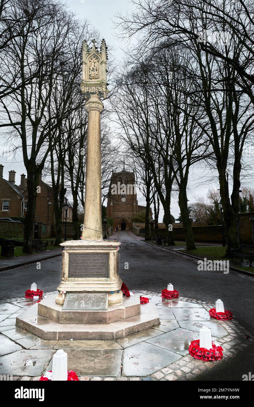 Monumento de guerra a los hombres de Rothwell, Northamptonshire, Inglaterra, que fueron asesinados en la primera guerra de lobos (la gran guerra, 1914-1918). Foto de stock