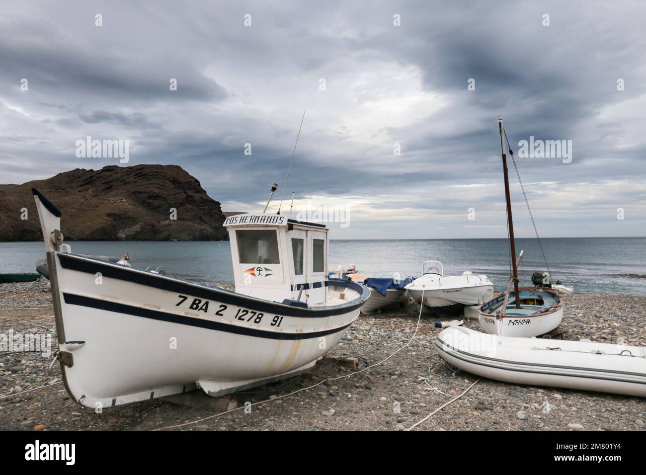 Las Negras, Almería, España- 17 de noviembre de 2022: Barcos de pesca bajo  un clima tempestuoso en la playa en España Fotografía de stock - Alamy
