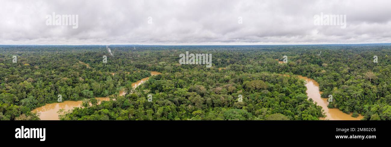 Río Tiputini en la Amazonía ecuatoriana visto desde el aire. Este afluente del Amazonas serpentea a través de la selva tropical prístina Foto de stock