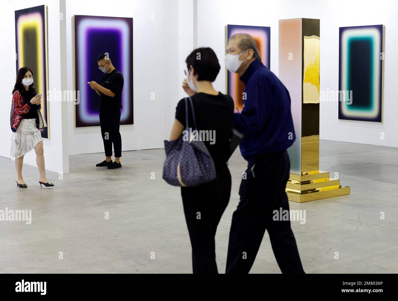 Los visitantes recorren las exposiciones durante una presentación de prensa de la feria de ARTE ART SG en Singapur el 11 de enero de 2023. REUTERS/Edgar Su Foto de stock