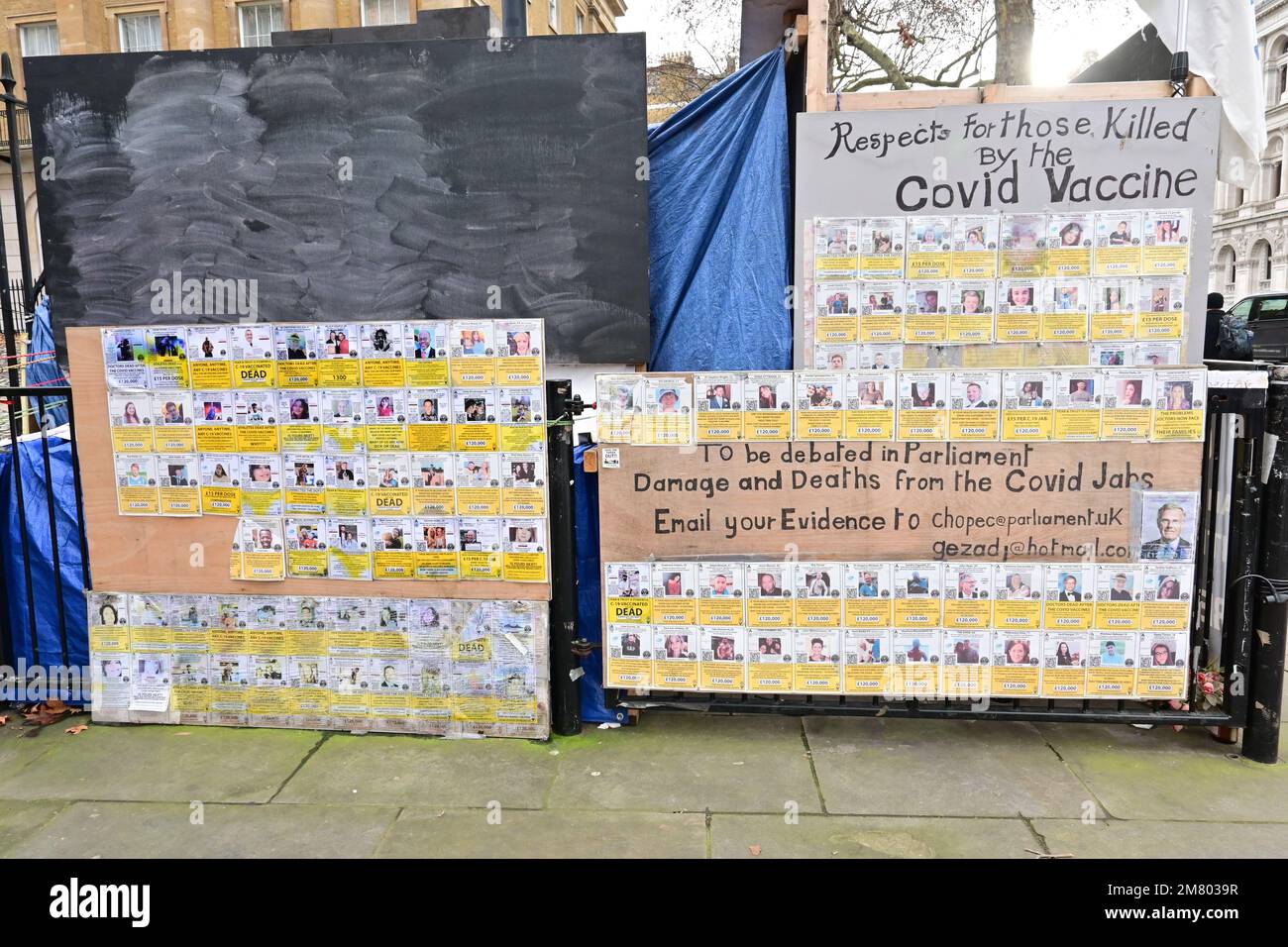 Londres, Inglaterra, 11 2023 de enero, Día de Geza Tarjanyi 177 Demostraciones de la muerte de COVID-19 Cientos de fotos de muerte por vacunación contra COVID frente a Downing Street. Crédito: Ver Li/Picture Capital/Alamy Live News Foto de stock
