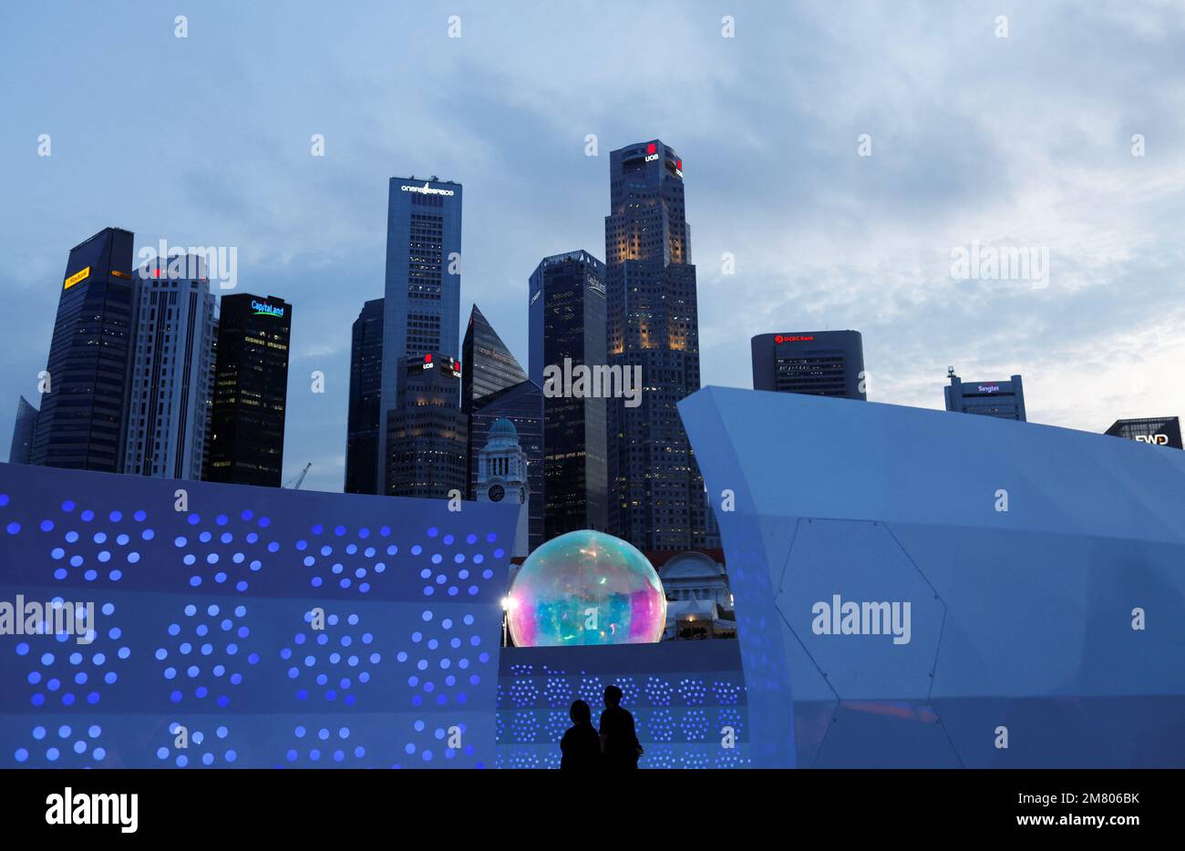 Las personas interactúan con 'Hearing Padang', una instalación de arte acústico que permite que el sonido viaje de un extremo a otro, en Singapur el 11 de enero de 2023. REUTERS/Edgar Su Foto de stock