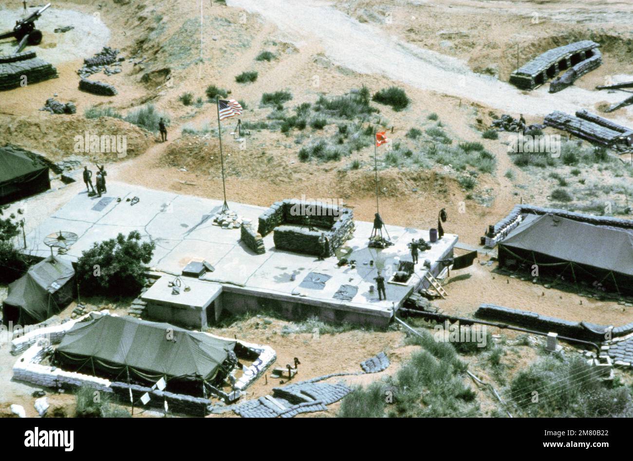 Una vista aérea de una batería de artillería de la Marina. Los infantes