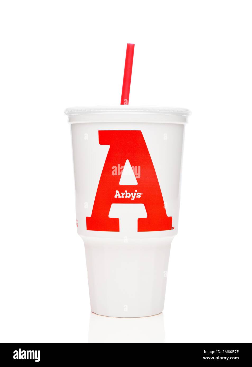 IRVINE, CALIFORNIA - 5 ENE 2023: Arbys Drink Cup, del restaurante estadounidense de sándwiches de comida rápida. Foto de stock