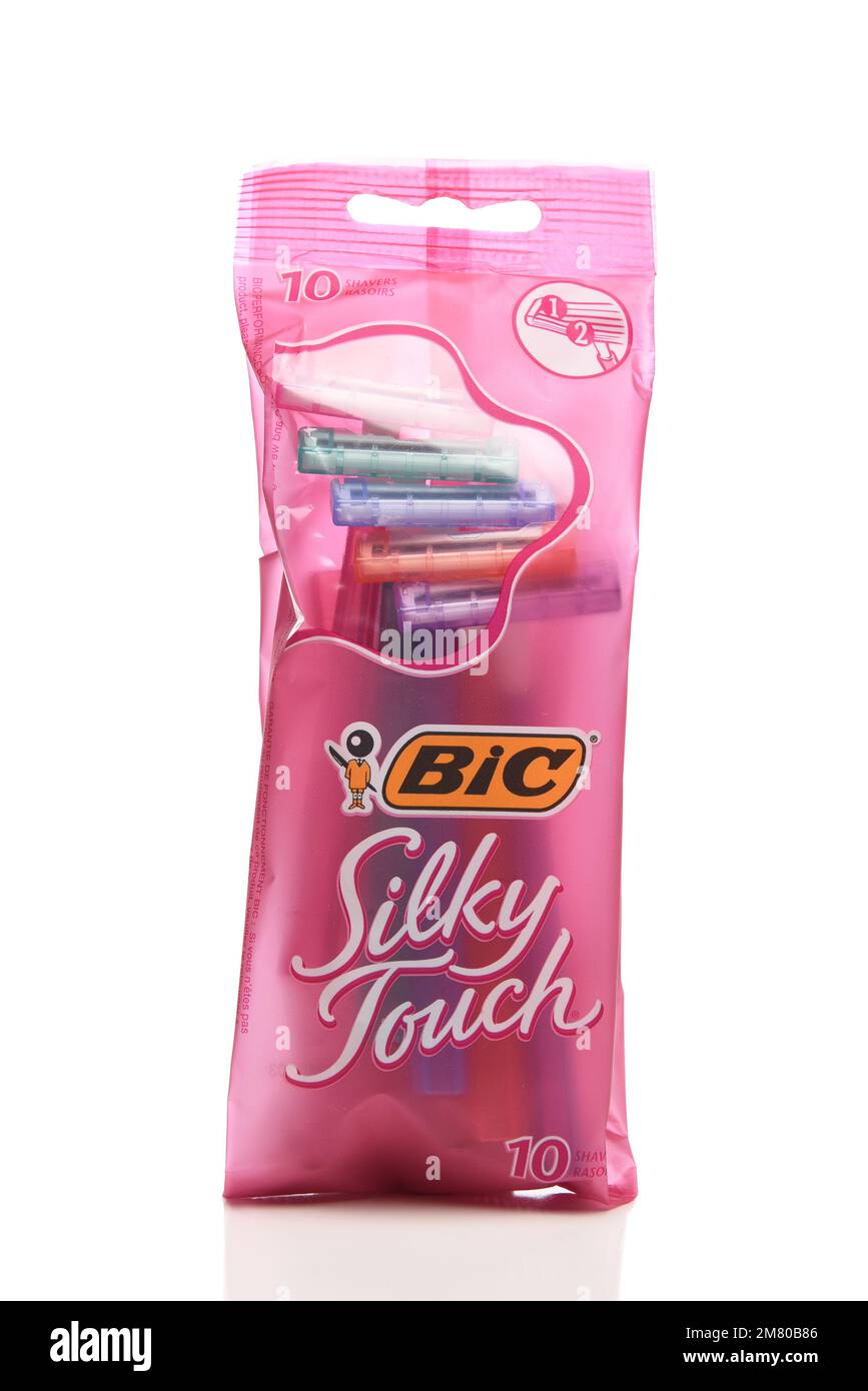 IRVINE, CALIFORNIA - 9 DE ENERO de 2023: Un paquete de afeitadoras Bic Silky Touch para mujeres. Foto de stock