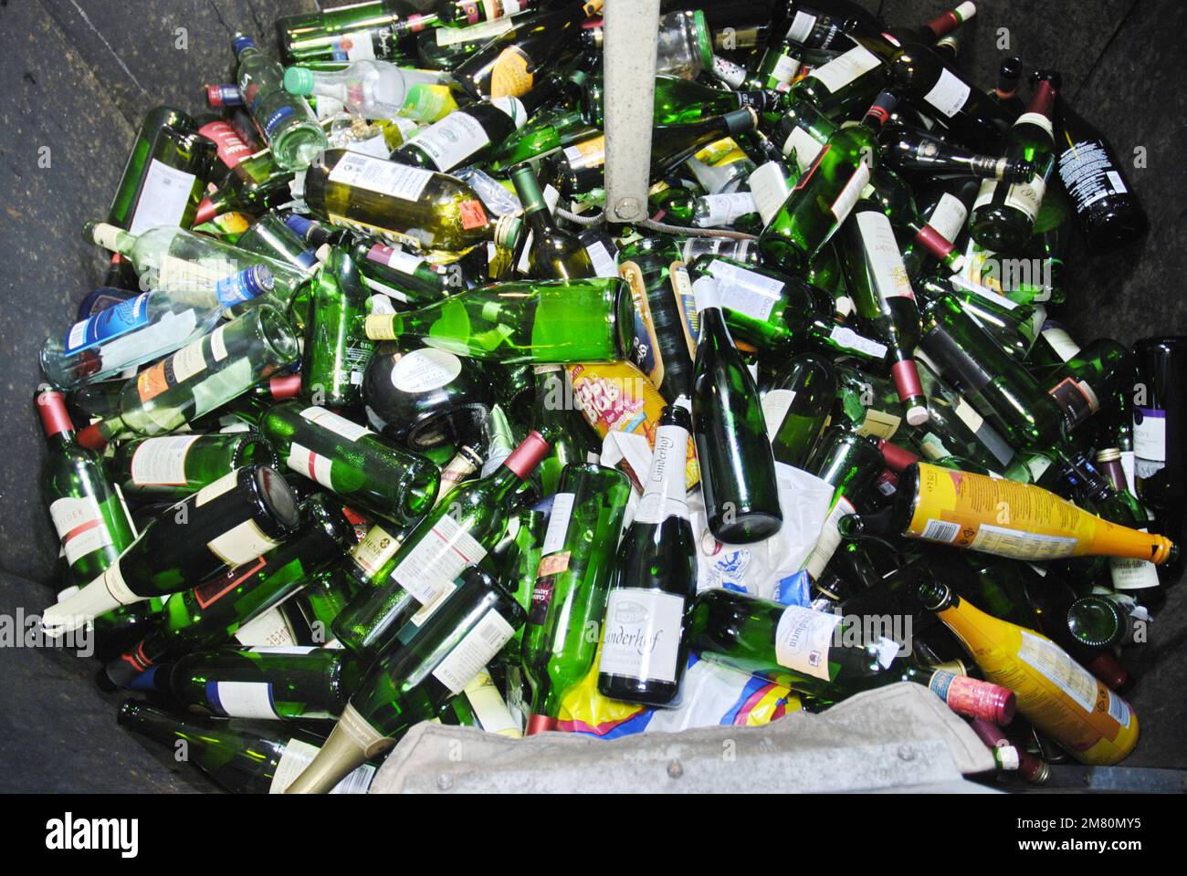 Contenedores de vidrio de desecho llenos de botellas vacías Foto de stock
