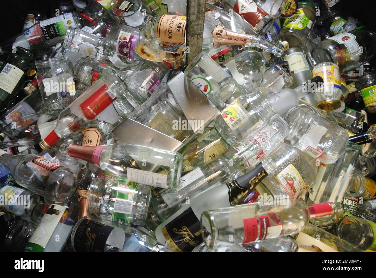 Contenedores de vidrio de desecho llenos de botellas vacías Foto de stock