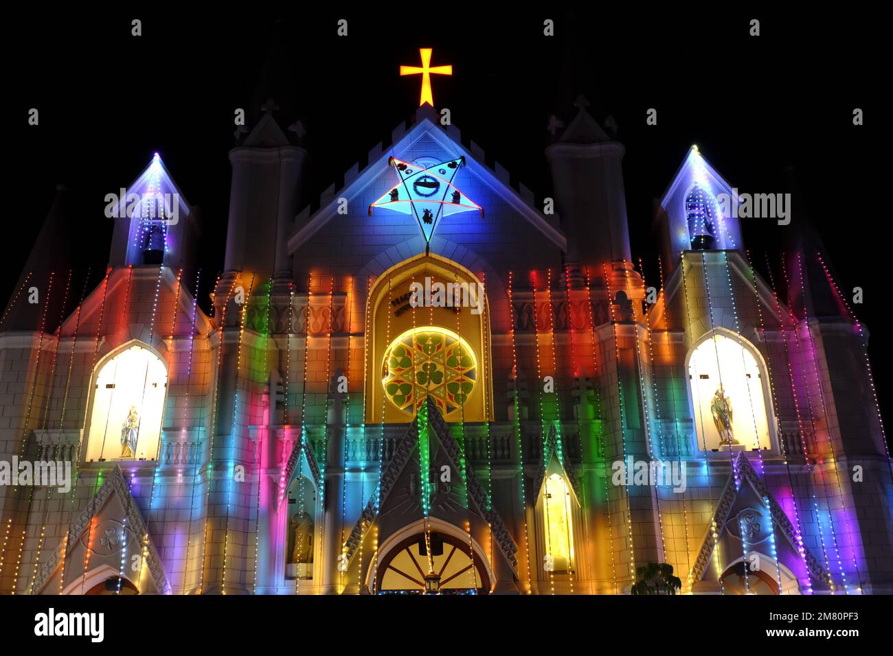 24 de diciembre de 2022, Iglesia de San Pedro Durante los días de navidad en Pune Maharashtra, la catedral de 160 años de antigüedad ha sido el pilar de la comunidad católica Foto de stock