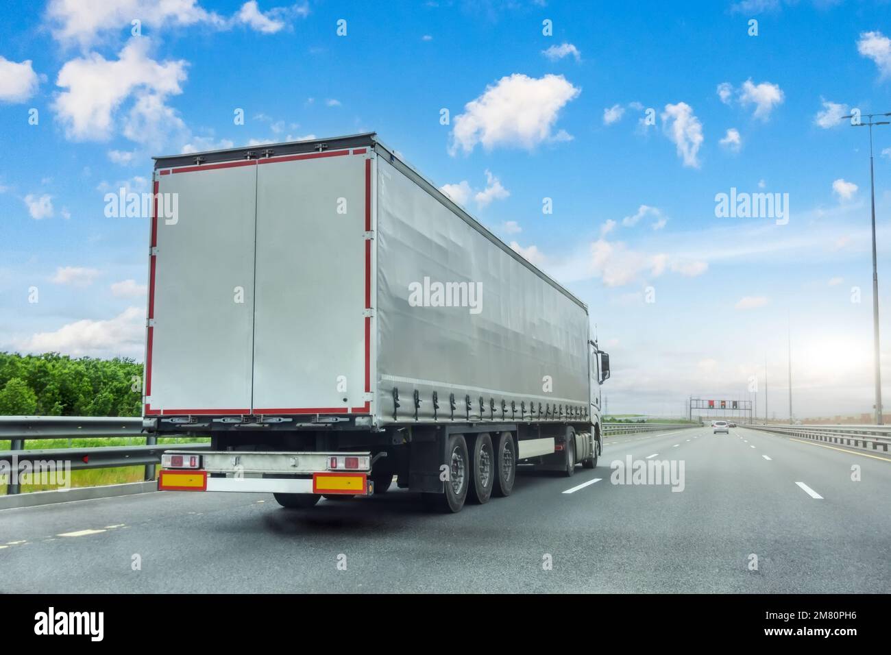 Transporte de camiones en la carretera en un agradable día claro de verano Foto de stock