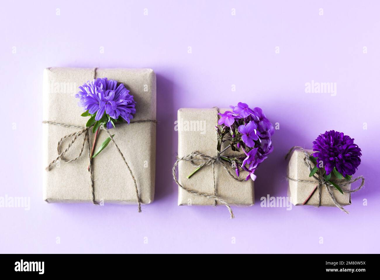 Decorado con flores de color lila morado fotografías e imágenes de alta  resolución - Alamy