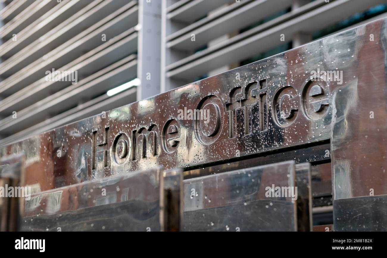 Londres. REINO UNIDO: 01.08.2023. El letrero con el nombre fuera del edificio gubernamental de Home Office situado en Marsham Street, Westminster. Foto de stock