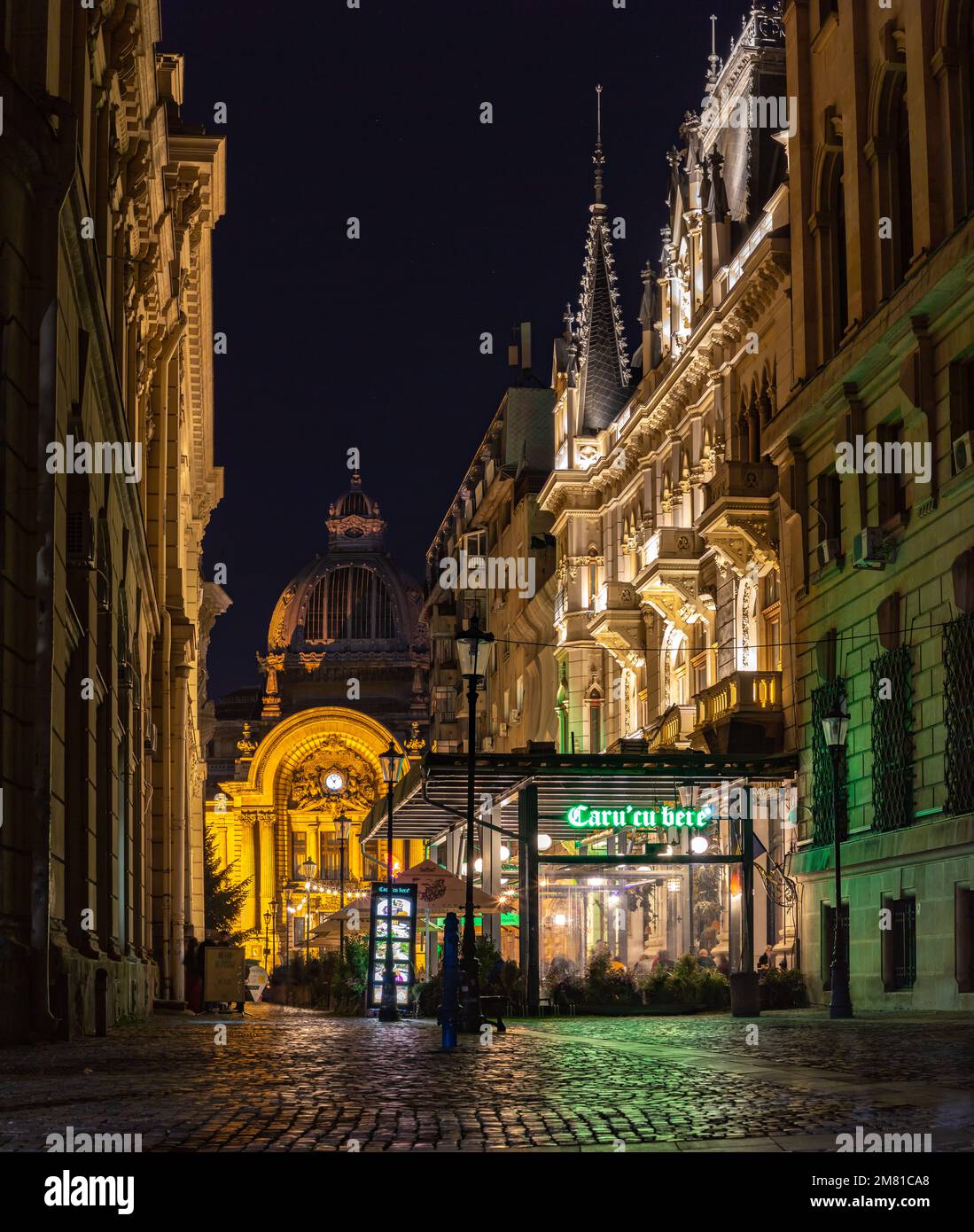 Una foto del Palacio de los depósitos y consignas y la calle Stavropoleos por la noche. Foto de stock