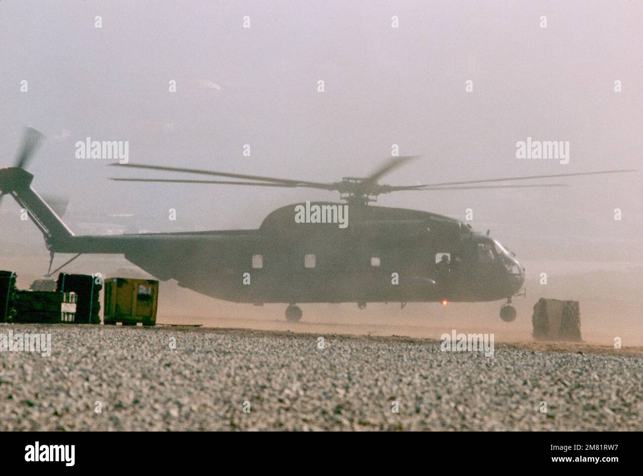 Vista lateral derecha de un helicóptero CH-53D Super Stallion de Marine en uso durante una operación multinacional de mantenimiento de la paz. Base: Beirut País: Líbano (LBN) Foto de stock